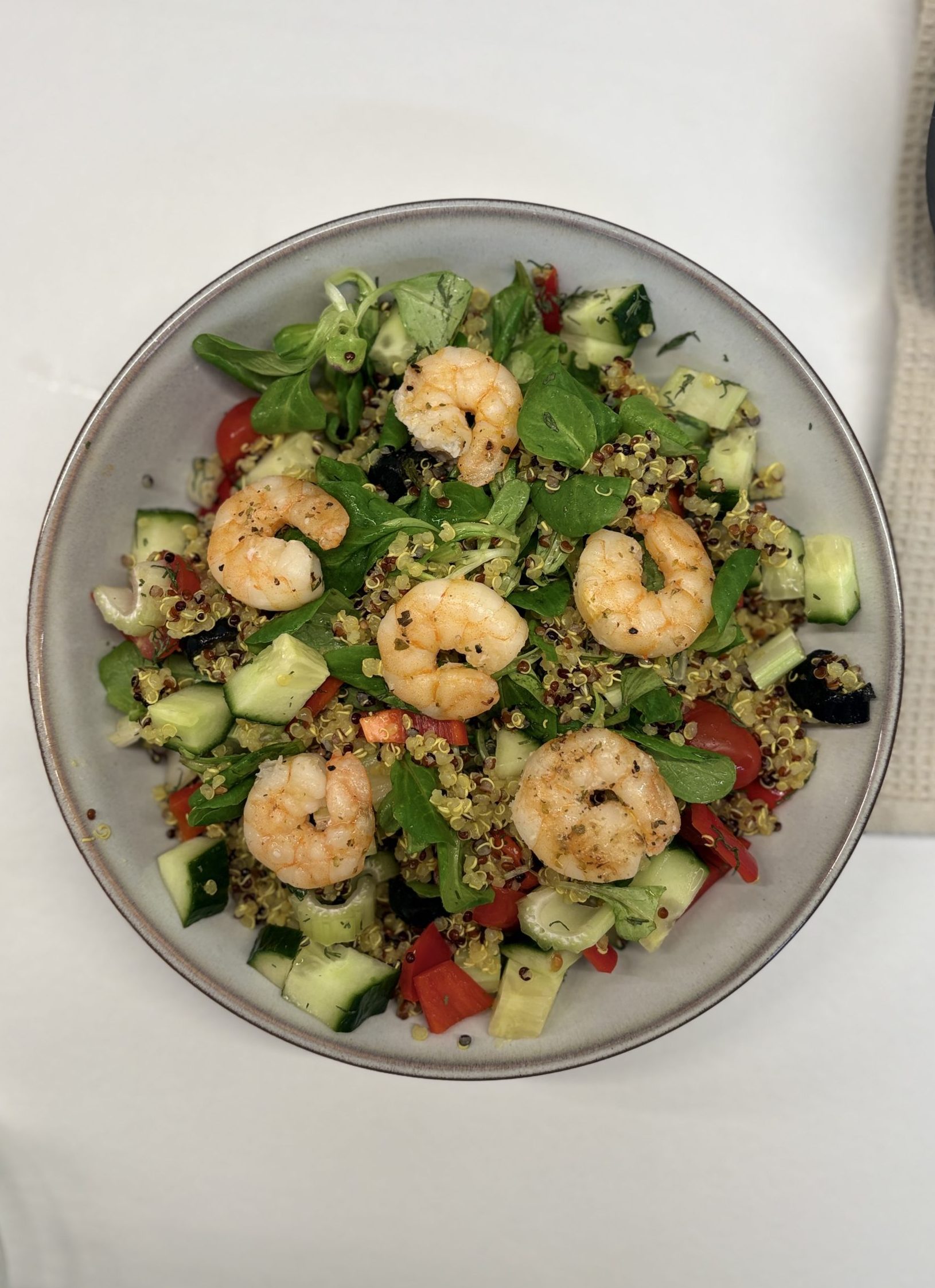 Frissítő nyári tál – quinoa saláta garnélával, citrommal és kaporral 🍋🍤 1 IMG 1303 scaled e1749017183819