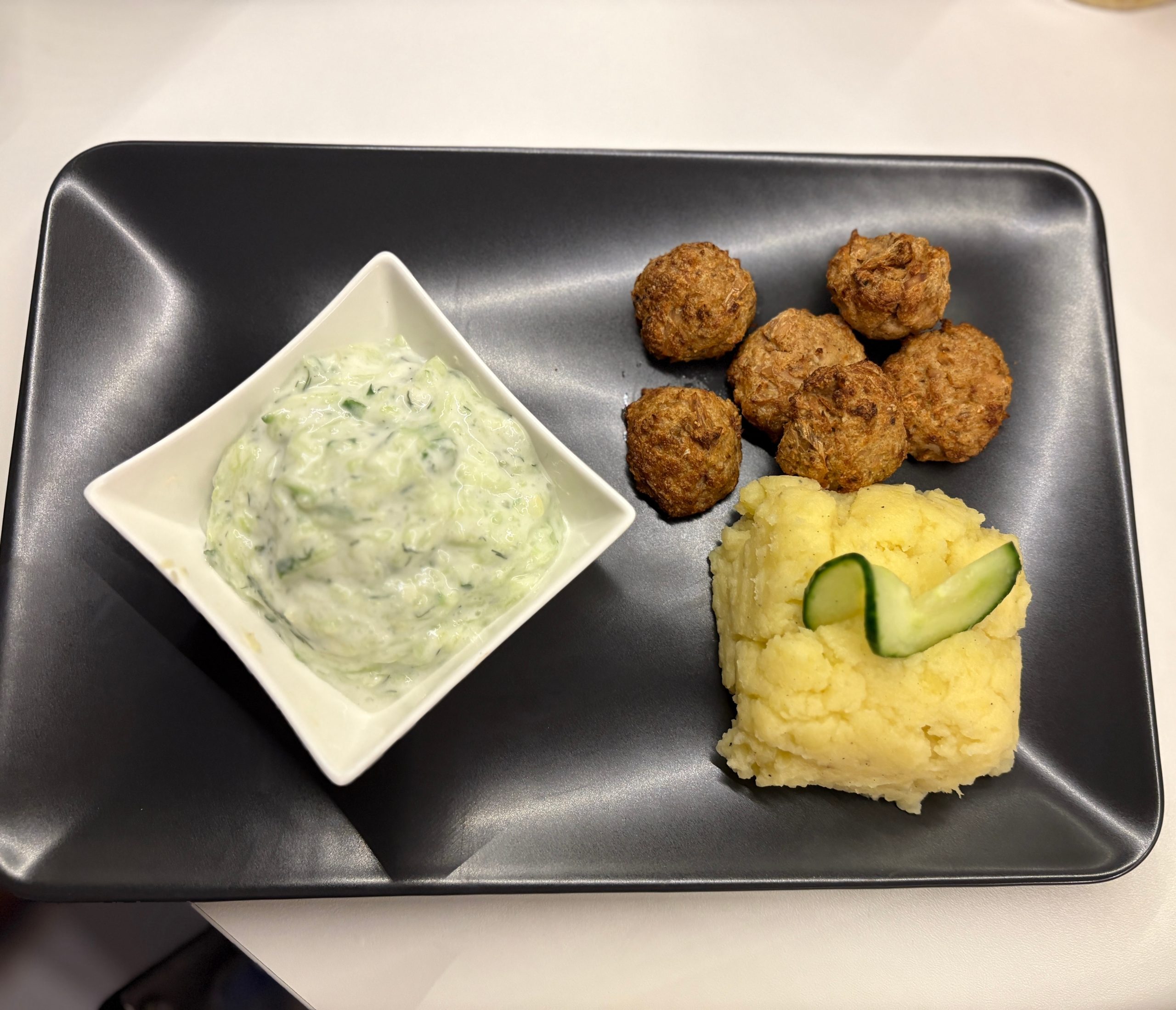 Ropogós és könnyű: cukkinis tonhalfasírt tojás nélkül, fokhagymás tzazikivel felturbózva 🐟🥒 2 tt IMG 5406 250908 121154 scaled