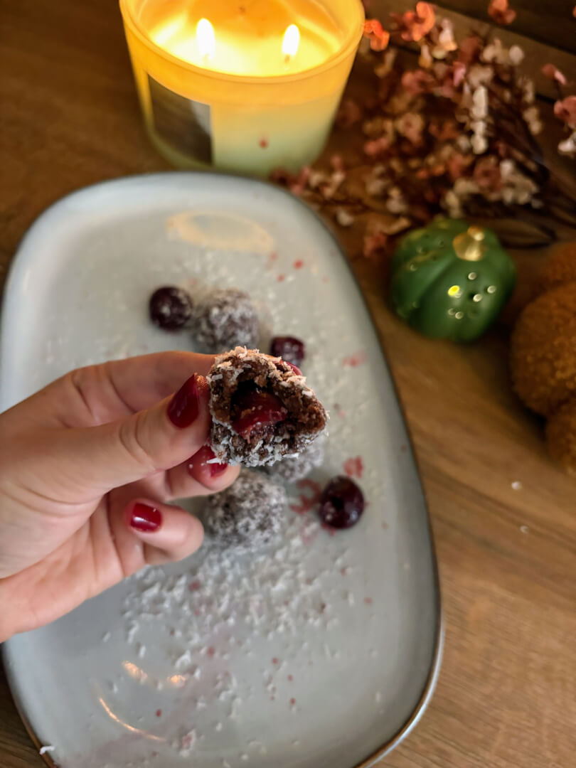 SOS Kókuszgolyó: Meggyel, mandulával vagy anélkül? ⚡️ 2 tt IMG 6260 1 250925 093049 scaled